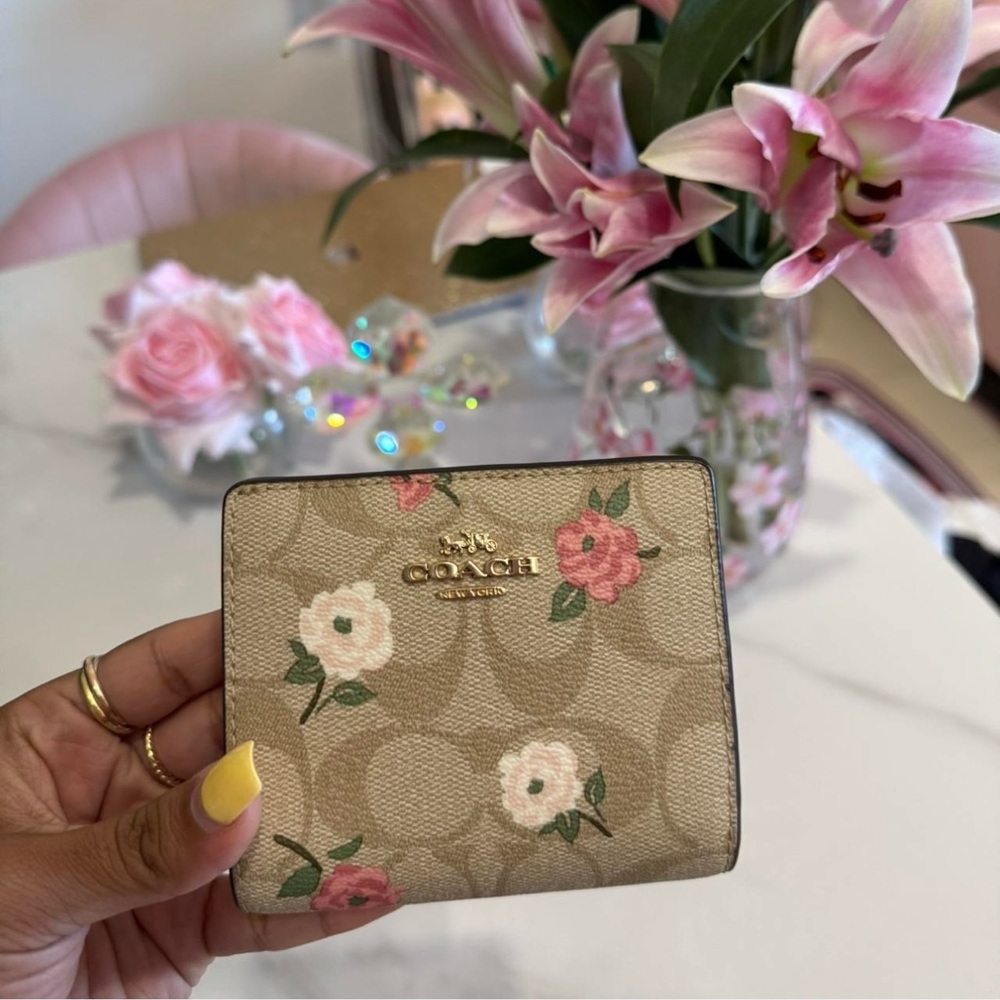 Coach Signature Canvas Floral Print Wallet 🌸🤍